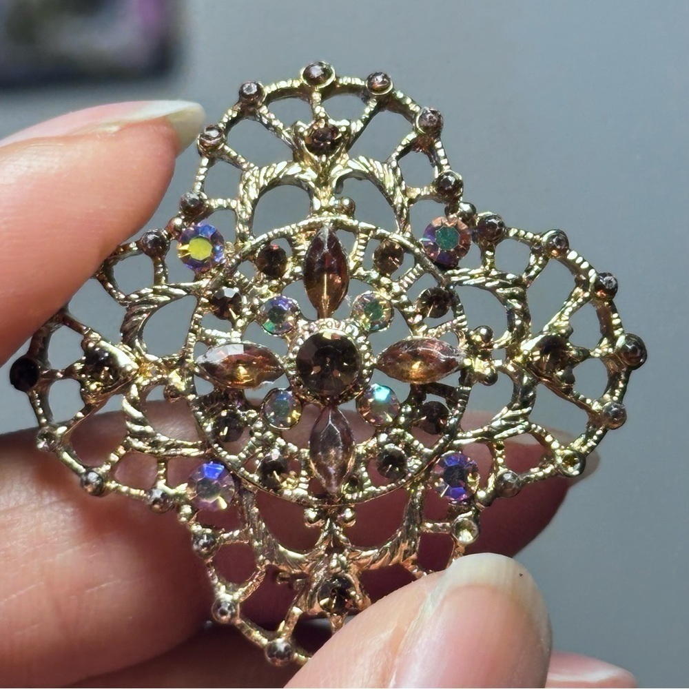 Flower Brooch Amber AB Colored Crystal Rhinestone Gold Tone Vintage 5423 B